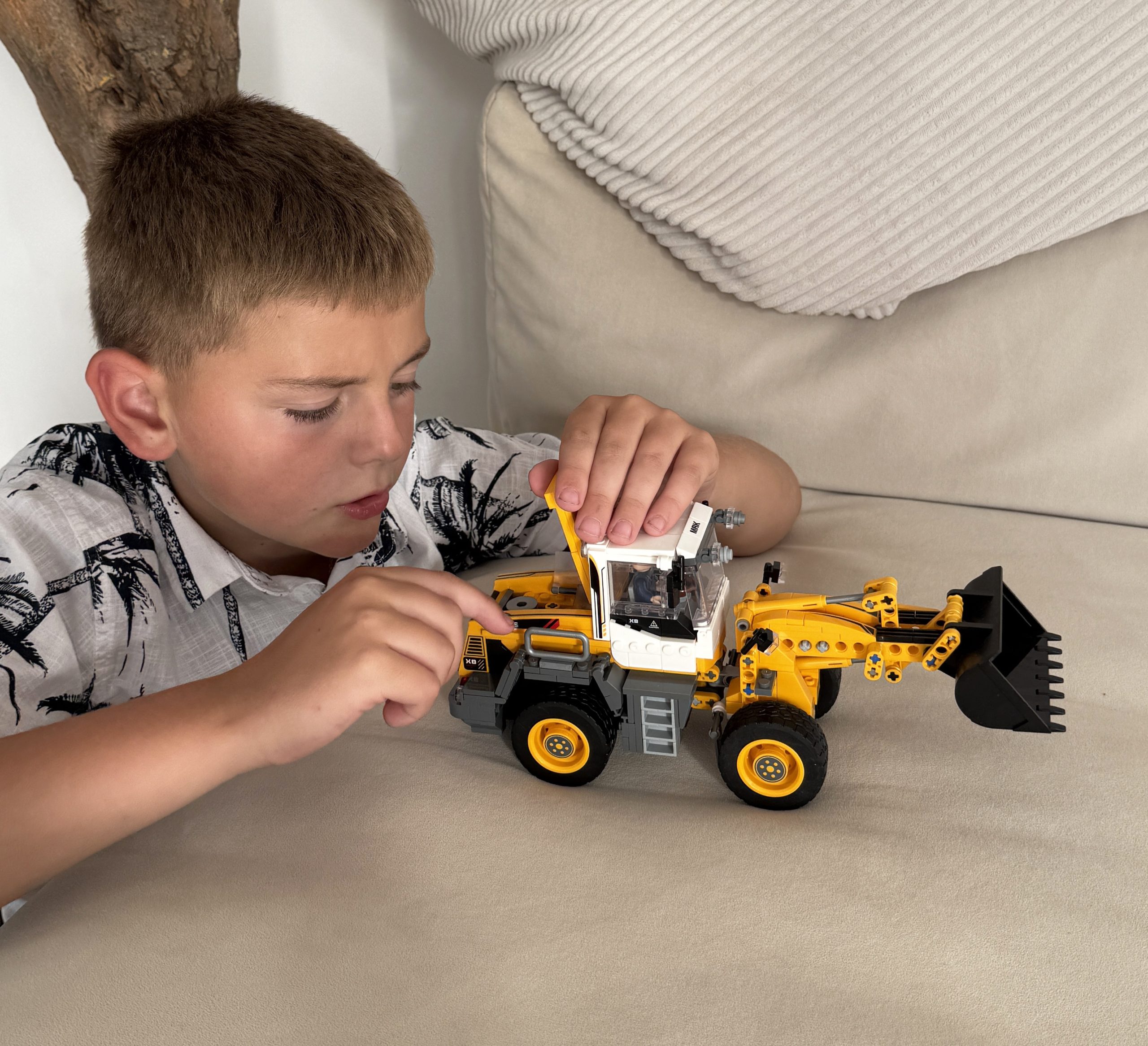 Конструктор НАВАНТАЖУВАЧ (694 деталі) з фігуркою Lego будівельника Technic та рухомим ковшем та двигуном - Зображення 2